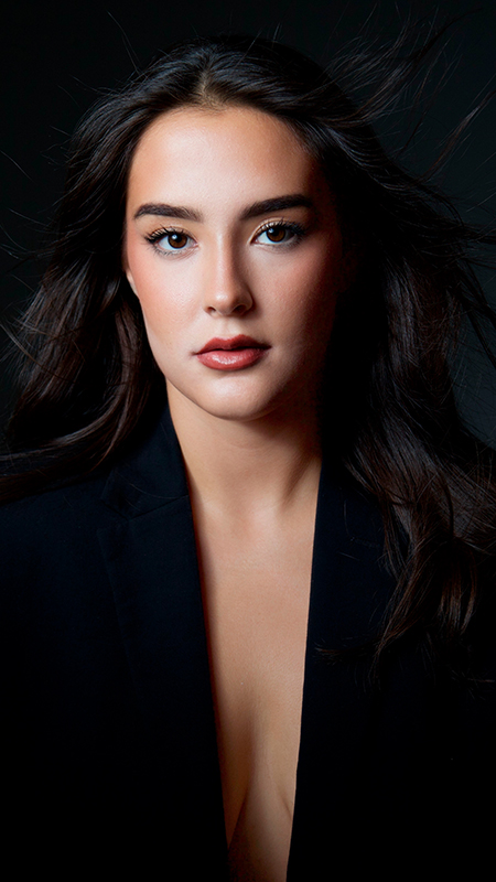 Jane-Perfomer-Hair-Look Jane Performer con vestuario elegante para teatro musical, imagen capturada por @julmanstudio