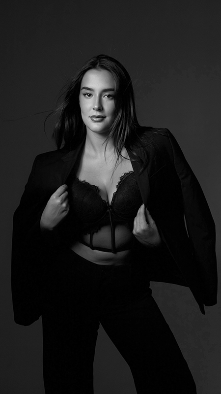 Jane-Performer-Black-white-Intense Retrato elegante de Jana de Castro Uviedo con vestuario clásico, foto por @julmanstudio