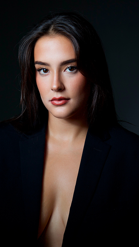 Jane-Performer-Look Retrato profesional de Jane Performer en estudio, fotografía por @julmanstudio