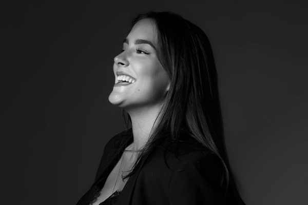 Jane-de-Castro-sonriendo Jana de Castro Uviedo en pose elegante para portfolio teatral, imagen de @julmanstudio