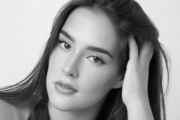 Jane-performer-black-white Jane Performer en pose estilizada para branding personal, imagen capturada por @julmanstudio
