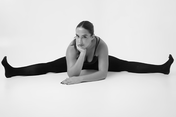Jane-performer-spagat Jana de Castro Uviedo con iluminación teatral en estudio, fotografía por @julmanstudio